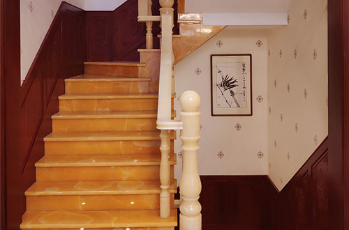 锦江中式别墅室内汉白玉石楼梯的定制安装装饰效果